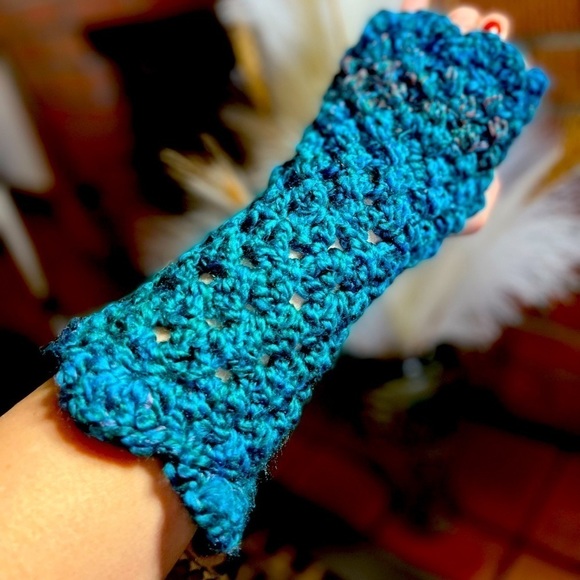 𝅺TURQUOISE CROCHETED FINGERLESS GLOVES - Picture 3 of 6